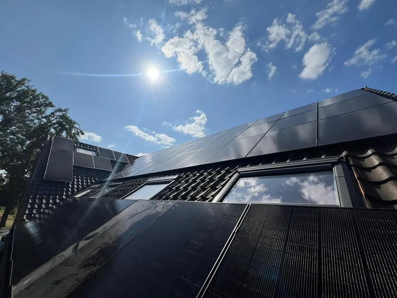 Panneaux solaires full black posés par MK Batinova autour d'une fenêtre de toit