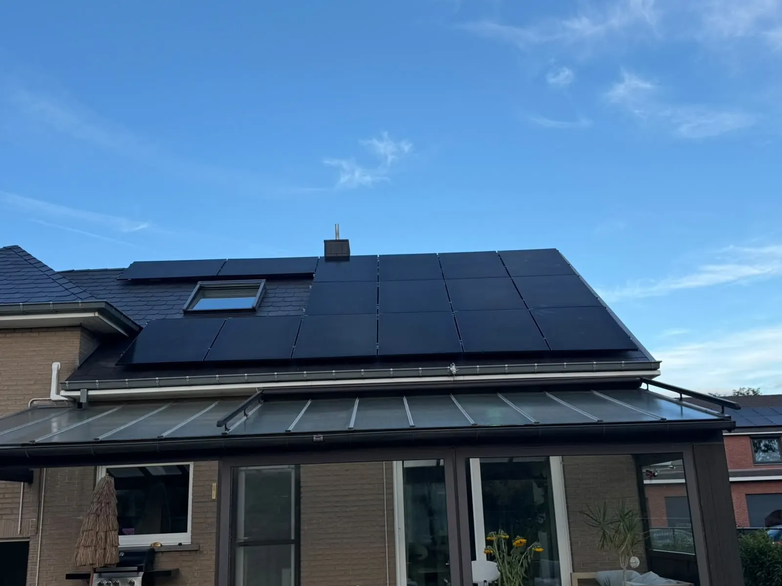 Maison équipée de panneaux solaires installés par MK Batinova