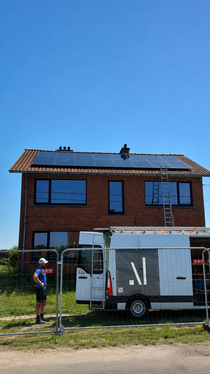 Équipe MK Batinova pendant la pose de panneaux solaires sur une maison